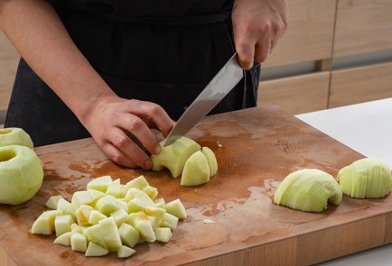 Фото шага рецепта Шарлотка в мультиварке 175246 шаг 2  