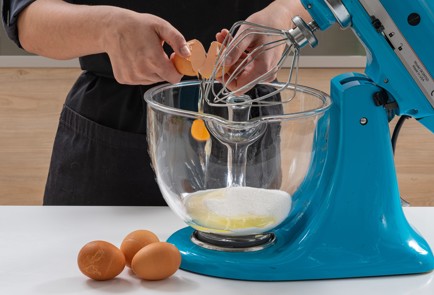 Фото шага рецепта Шарлотка в мультиварке 175246 шаг 3  