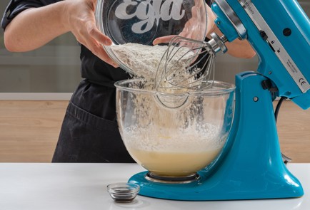 Фото шага рецепта Шарлотка в мультиварке 175246 шаг 5  