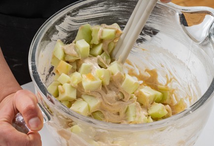 Фото шага рецепта Шарлотка в мультиварке 175246 шаг 6  