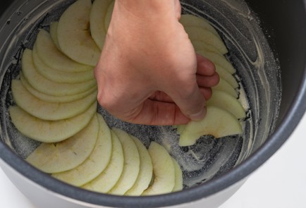 Фото шага рецепта Шарлотка в мультиварке 175246 шаг 7  