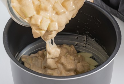 Фото шага рецепта Шарлотка в мультиварке 175246 шаг 8  