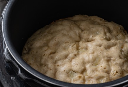 Фото шага рецепта Шарлотка в мультиварке 175246 шаг 9  