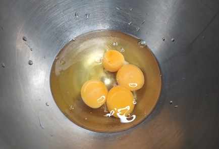 Фото шага рецепта Шарлотка в мультиварке 188882 шаг 1  