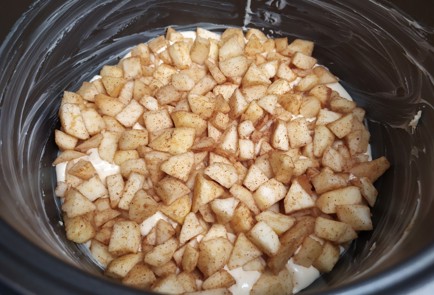 Фото шага рецепта Шарлотка в мультиварке 188882 шаг 11  