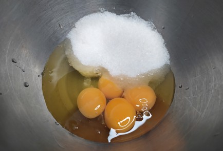 Фото шага рецепта Шарлотка в мультиварке 188882 шаг 2  