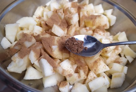 Фото шага рецепта Шарлотка в мультиварке 188882 шаг 8  