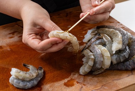 Фото шага рецепта Шашлычки из креветок 176214 шаг 2  