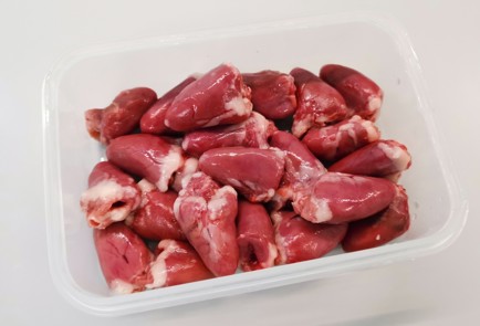 Фото шага рецепта Шашлычки из куриных сердечек 186546 шаг 1  