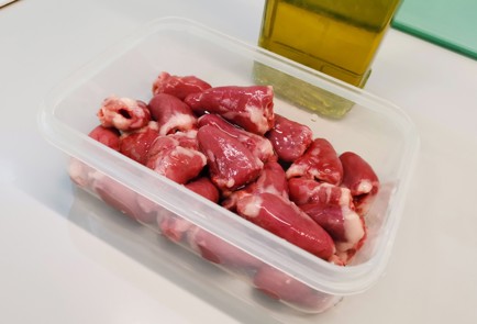 Фото шага рецепта Шашлычки из куриных сердечек 186546 шаг 2  