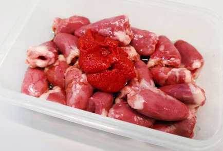 Фото шага рецепта Шашлычки из куриных сердечек 186546 шаг 4  