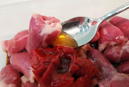 Фото шага рецепта Шашлычки из куриных сердечек 186546 шаг 6  