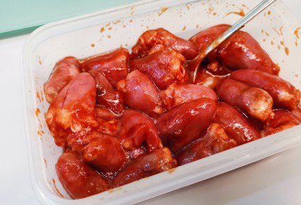 Фото шага рецепта Шашлычки из куриных сердечек 186546 шаг 7  