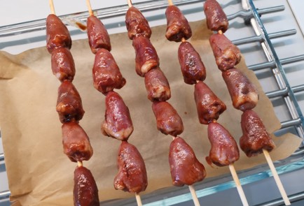 Фото шага рецепта Шашлычки из куриных сердечек 186546 шаг 9  