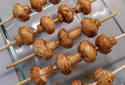 Фото шага рецепта Шашлычки из шампиньонов в духовке 152918 шаг 8  