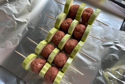 Фото шага рецепта Шашлык из фарша с кабачком 189791 шаг 8  