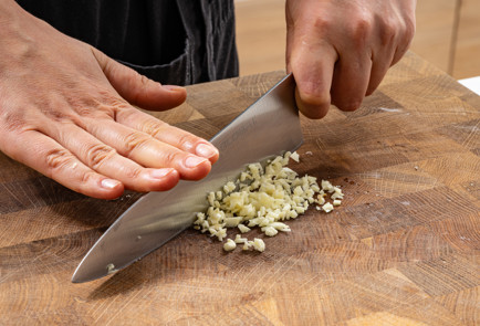 Фото шага рецепта Шашлык из курицы в пивном маринаде 189103 шаг 3