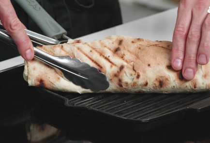 Фото шага рецепта Шаурма с курицей гриль от Маленького шефа 189435 шаг 10  