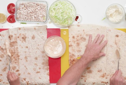 Фото шага рецепта Шаурма с курицей гриль от Маленького шефа 189435 шаг 8  