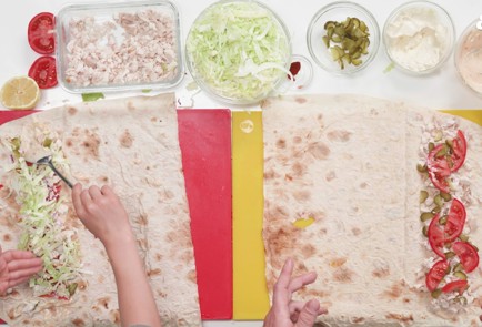 Фото шага рецепта Шаурма с курицей гриль от Маленького шефа 189435 шаг 9  