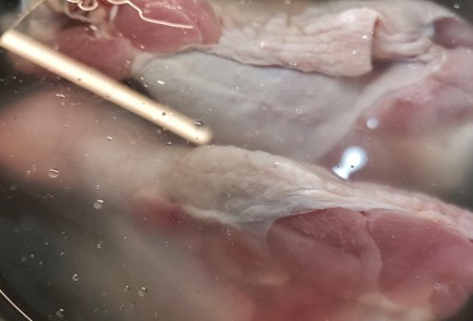 Фото шага рецепта Щи из плеча индейки с крапивой и щавелем 151374 шаг 2  