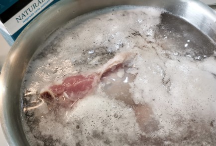 Фото шага рецепта Щи из плеча индейки с крапивой и щавелем 151374 шаг 3  