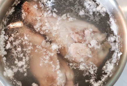 Фото шага рецепта Щи из плеча индейки с крапивой и щавелем 151374 шаг 4  