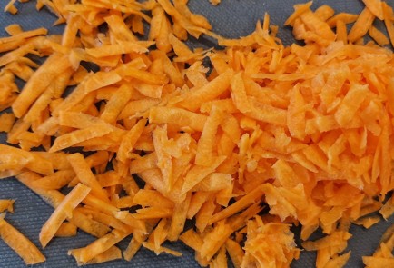 Фото шага рецепта Щи из плеча индейки с щавелем и крапивой 152760 шаг 2  