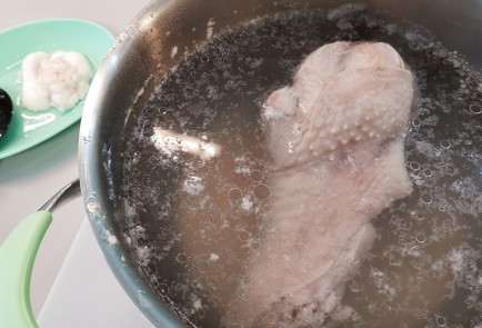 Фото шага рецепта Щи из плеча индейки с щавелем и крапивой 152760 шаг 5  