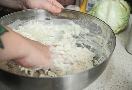 Фото шага рецепта Школьные беляши 92711 шаг 7  