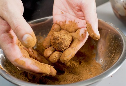 Фото шага рецепта Шоколадные трюфели в какао 23717 шаг 4  