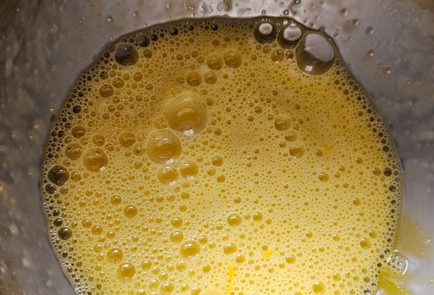 Фото шага рецепта Шоколадные кексы с черносливом 186711 шаг 2