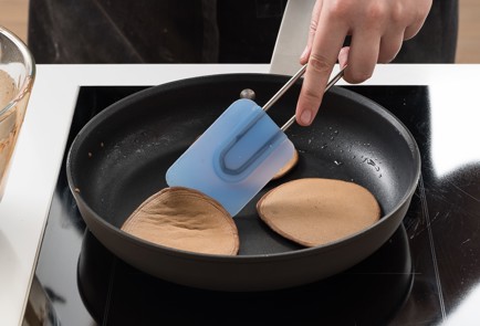 Фото шага рецепта Шоколадные оладушки с вишней 138732 шаг 3  