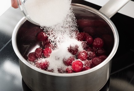 Фото шага рецепта Шоколадные оладушки с вишней 138732 шаг 4  