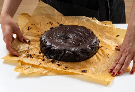 Фото шага рецепта Шоколадный баскский чизкейк 189163 шаг 9  