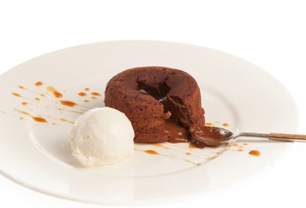 Фото шага рецепта Шоколадный фондан со сливочным мороженым 53707 шаг 10