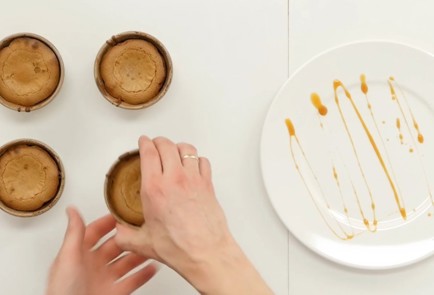 Фото шага рецепта Шоколадный фондан со сливочным мороженым 53707 шаг 9