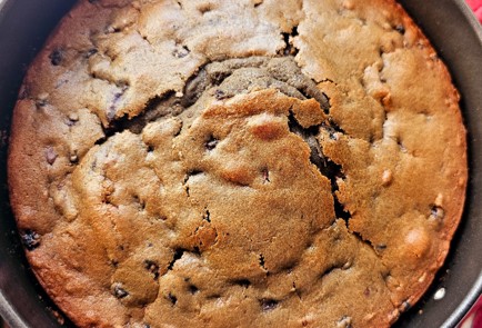 Фото шага рецепта Шоколадный кекс с черникой 190022 шаг 12  