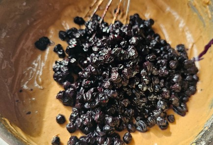 Фото шага рецепта Шоколадный кекс с черникой 190022 шаг 8  