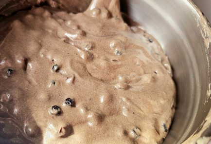 Фото шага рецепта Шоколадный кекс с черникой 190022 шаг 9  