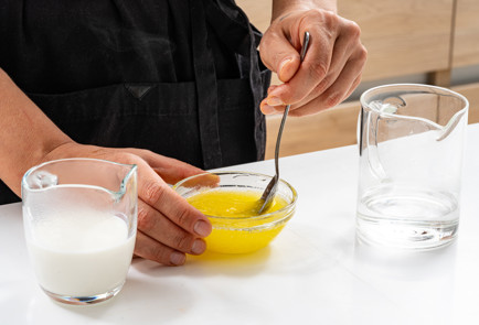 Фото шага рецепта Шоколадный кекс в микроволновке 190031 шаг 2  