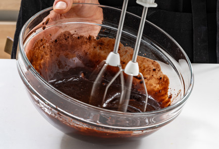 Фото шага рецепта Шоколадный кекс в микроволновке 190031 шаг 9  