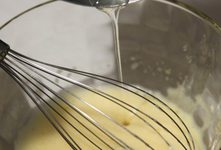 Фото шага рецепта Шоколадный мусс с апельсиновой цедрой и коньяком 173659 шаг 6