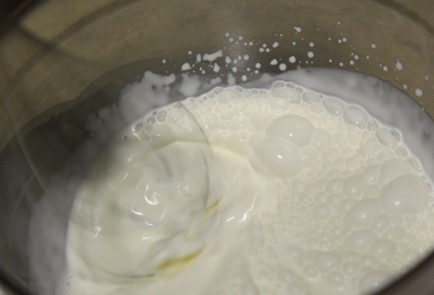 Фото шага рецепта Шоколадный мусс с апельсиновой цедрой и коньяком 173659 шаг 7