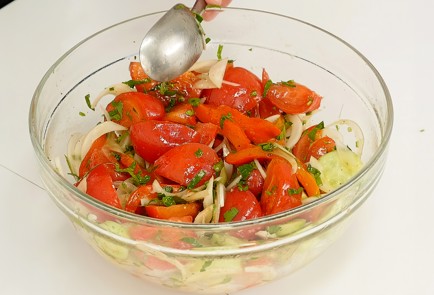 Фото шага рецепта Шопский салат 93059 шаг 9  