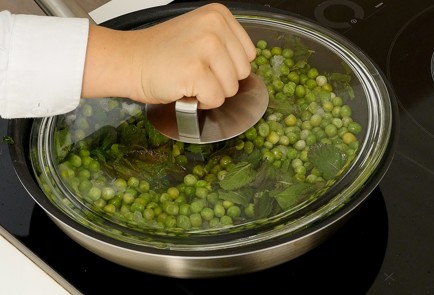 Фото шага рецепта Шотландские яйца с пюре из зеленого горошка с мятой 94008 шаг 5  