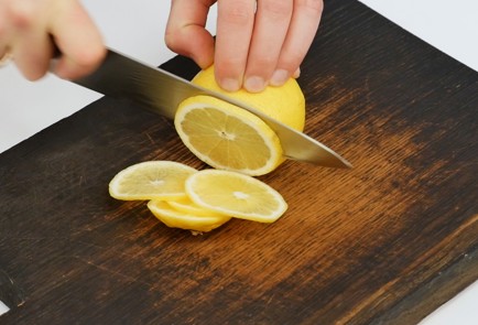 Фото шага рецепта Шпроты с лимоном 91460 шаг 1  