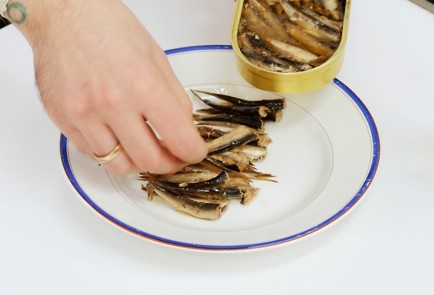 Фото шага рецепта Шпроты с лимоном 91460 шаг 2  