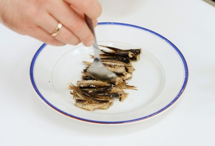 Фото шага рецепта Шпроты с лимоном 91460 шаг 3  