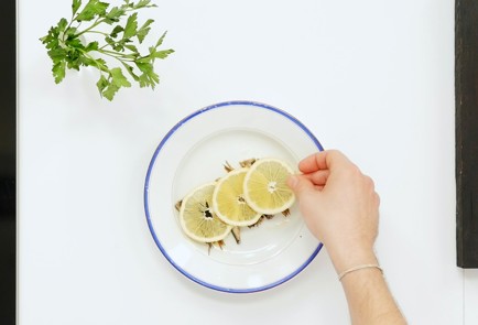 Фото шага рецепта Шпроты с лимоном 91460 шаг 4  